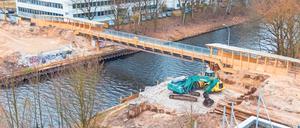 Abgebaut. Über den Teltowkanal führt nur noch ein schmaler Steg.