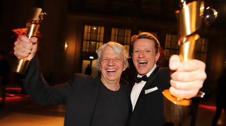 Andreas Dresen (l.) und Alexander Scheer mit Filmpreisen für "Gundermann".