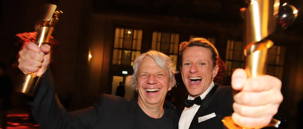 Andreas Dresen (l.) und Alexander Scheer mit Filmpreisen für "Gundermann".