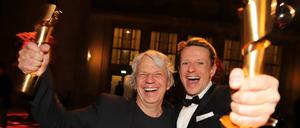 Andreas Dresen (l.) und Alexander Scheer mit Filmpreisen für "Gundermann".