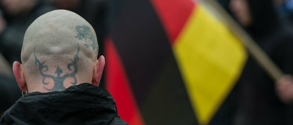 Symbolbild: Ein Teilnehmer einer Demonstration gegen angeblichen Asylmissbrauch.