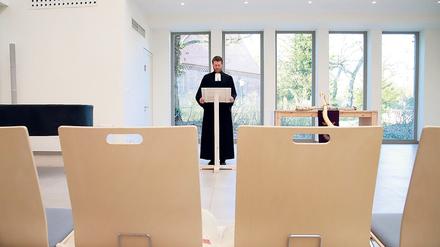 Jürgen Duschka, Pfarrer der Auferstehungsgemeinde Kleinmachnow, feiert den Gottesdienst ohne seine Gemeinde. 