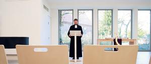 Jürgen Duschka, Pfarrer der Auferstehungsgemeinde Kleinmachnow, feiert den Gottesdienst ohne seine Gemeinde. 