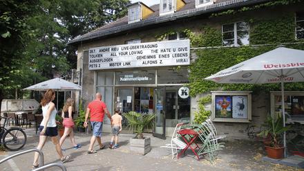Eine Szene aus dem vergangenen Sommer: Besucher auf dem Weg in die Neuen Kammerspiele.