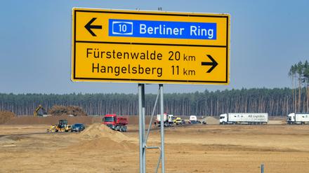 Baumaschinen arbeiten auf dem Gelände der künftigen Tesla Gigafactory. 