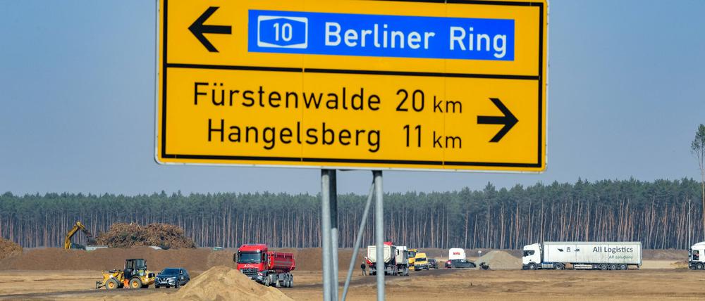 Baumaschinen arbeiten auf dem Gelände der künftigen Tesla Gigafactory. 