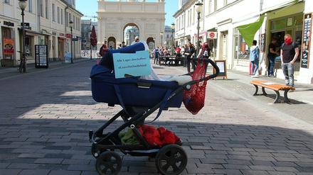 Seebrücke-Protest am Samstag in der Brandenburger Straße in Potsdam.