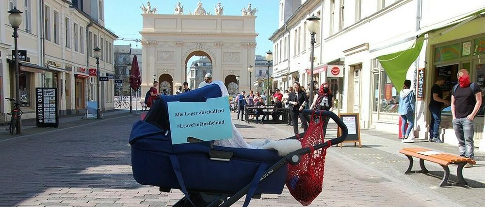 Seebrücke-Protest am Samstag in der Brandenburger Straße in Potsdam.