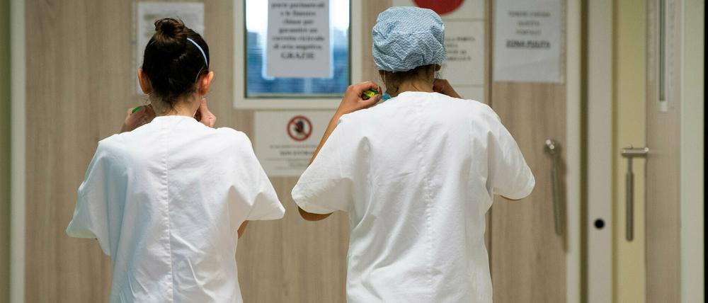 Gesundheitspersonal auf einer Intensivstation.