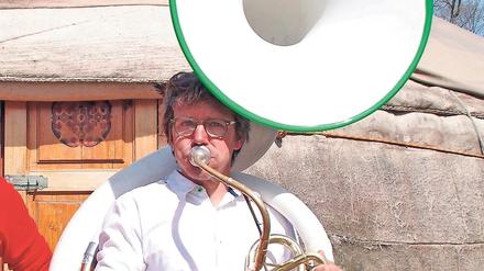 Matthias Michel spielt Susafone.