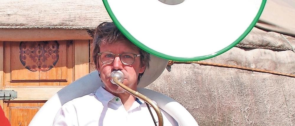 Matthias Michel spielt Susafone.