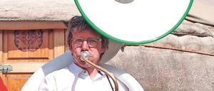 Matthias Michel spielt Susafone.