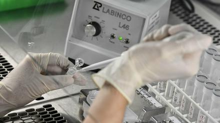 Der Landkreis verzeichnet mittlerweile zwölf Todesfälle. Auch die Zahl der Infizierten und die Verdachtsfälle steigen weiter an. 