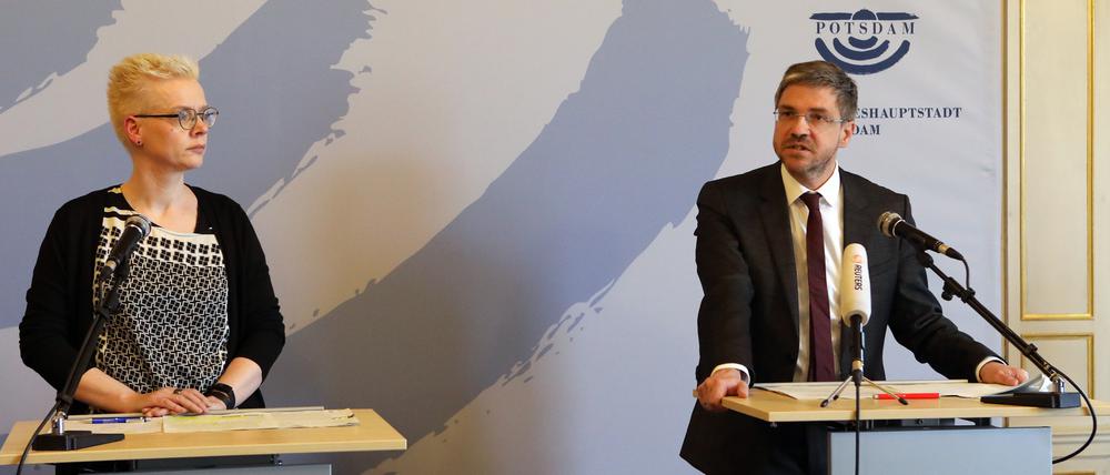 Amtsärztin Kristina Böhm und Potsdams Oberbürgermeister Mike Schubert (SPD).