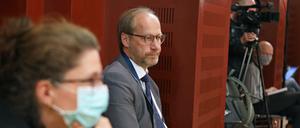 Klinikum-Chef Steffen Grebner und die medizinische Geschäftsführerin Dorothea Fischer (l.) am Samstag bei der Sitzung des Hauptausschusses in Potsdam.