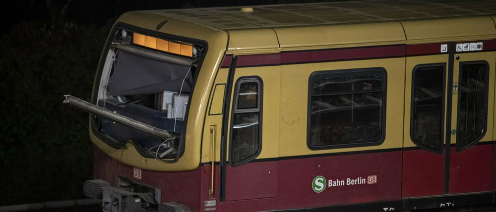 Die entgleiste S-Bahn am Bahnhof Lichtenberg.