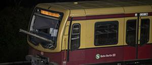 Die entgleiste S-Bahn am Bahnhof Lichtenberg. 