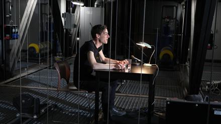 Schauspieler Henning Strübbe liest auf dem Schnürboden über der Bühne des Hans Otto Theaters.