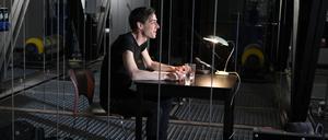 Schauspieler Henning Strübbe liest auf dem Schnürboden über der Bühne des Hans Otto Theaters.