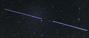 Zwei "Starlink"-Satelliten sind als Lichtstreifen am Nachthimmel zu sehen.