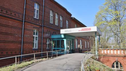 In der Seniorenpflegestätte von Hoffbauerstiftung und Ernst von Bergmann Klinik auf Herrmannswerder ist fast die Hälfte der Bewohner infiziert.