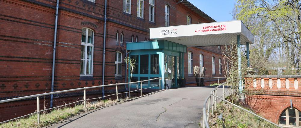 In der Seniorenpflegestätte von Hoffbauerstiftung und Ernst von Bergmann Klinik auf Herrmannswerder ist fast die Hälfte der Bewohner infiziert.