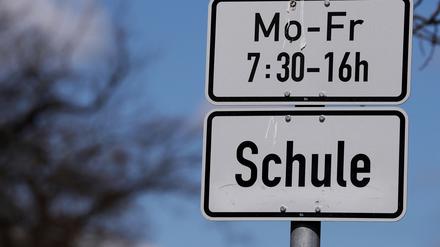 Zunächst dürfen die aktuellen Abschlussklassen wieder in die Schule. 