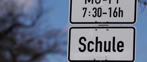 Zunächst dürfen die aktuellen Abschlussklassen wieder in die Schule. 
