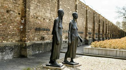 Skulpturen gegen das Vergessen stehen vor der "Mauer der Nationen" in dem ehemaliges KZ Ravensbrück. 