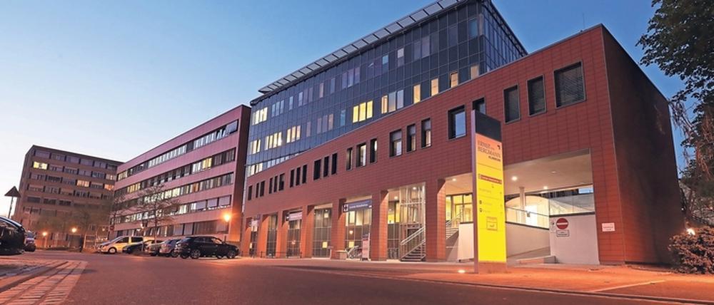 Leere vor der Notaufnahme des abgeriegelten Klinikums "Ernst von Bergmann" in Potsdam.