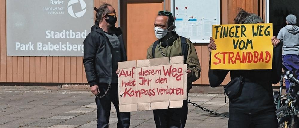 Wie angekündigt protestierten am Dienstag Gegner des Abrisses der Strandbadgebäude im Park Babelsberg.
