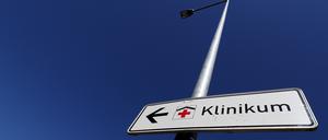 Der Corona-Ausbruch im Bergmann-Klinikum blieb lange unerkannt, die Zahl der infizierten Patienten sowie der Mitarbeiter stiegen sprunghaft an.