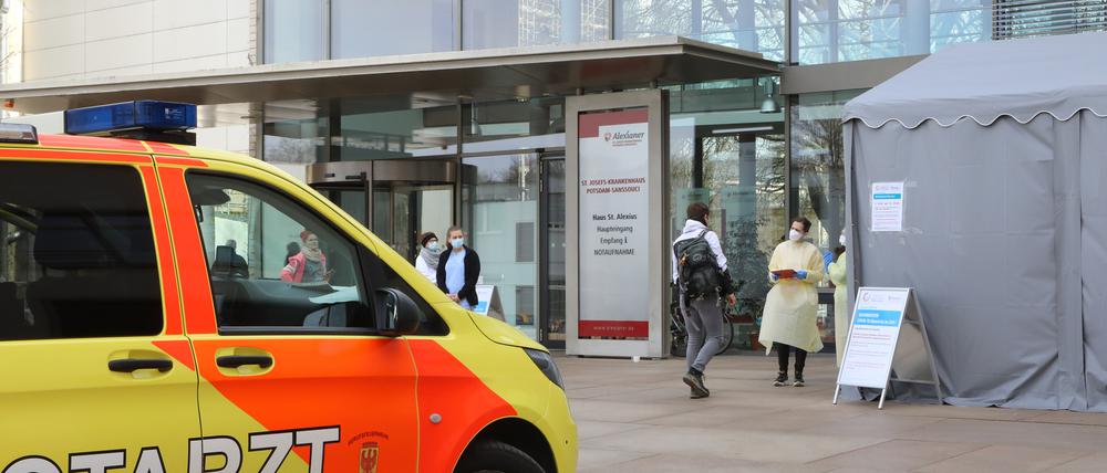 Eingangsbereich des St. Josefs-Krankenhaus, hier am 18. März 2020.