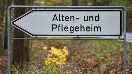 Der Landkreis kritisiert den teilweise laxen Umgang mit den Schutzmaßnahmen in den Einrichtungen.