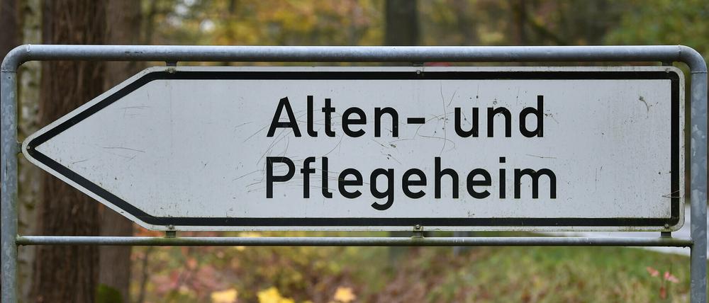 Der Landkreis kritisiert den teilweise laxen Umgang mit den Schutzmaßnahmen in den Einrichtungen.