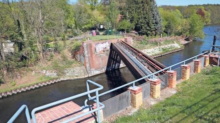 An dieser Stelle führte einst die Enver-Pascha-Brücke von Babelsberg nach Klein Glienicke. 