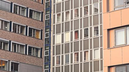 Hinter Milchglas. Eine Patientin schildert ihren Alltag in einem engen Dreibettzimmer im Bergmann-Klinikum. 