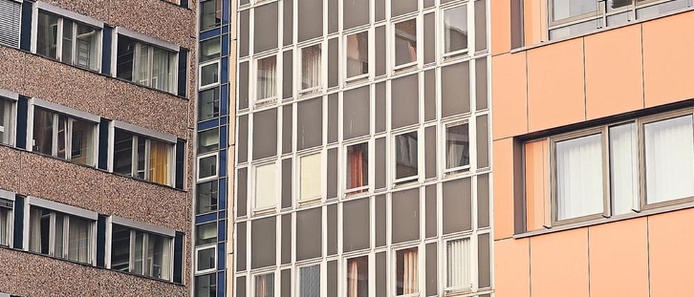 Hinter Milchglas. Eine Patientin schildert ihren Alltag in einem engen Dreibettzimmer im Bergmann-Klinikum.
