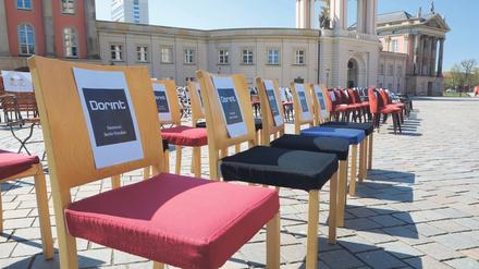 Mit 150 leeren Stühlen haben Potsdamer Gastronomen auf dem Alten Markt gegen die andauernde Schließung ihrer Häuser protestiert.