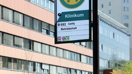 Haltestelle vor dem Klinikum "Ernst von Bergmann".