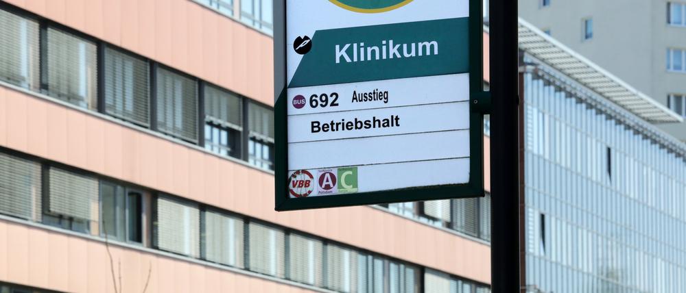Haltestelle vor dem Klinikum "Ernst von Bergmann".