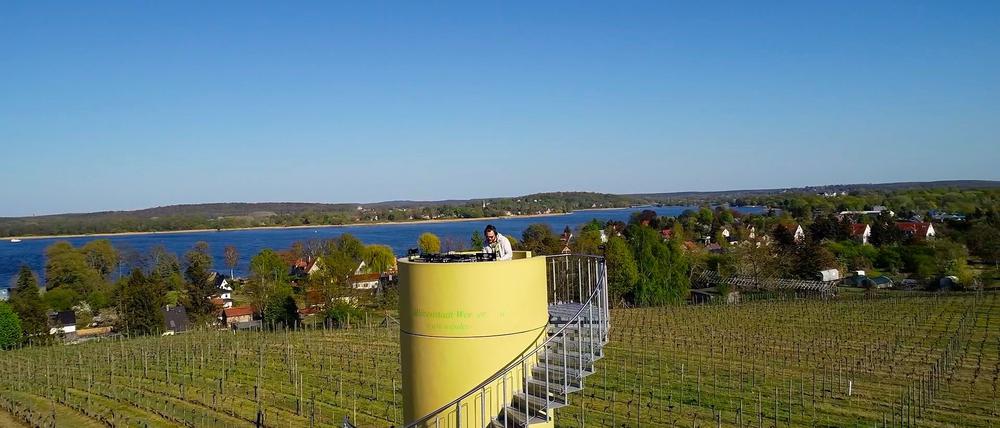 Der elektronische Musiker Matthew Lee auf dem Aussichtsturm auf dem Wachtelberg.