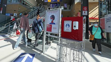 Im Hauptbahnhof hielten sich die meisten Menschen an die Masken-Regelungen.