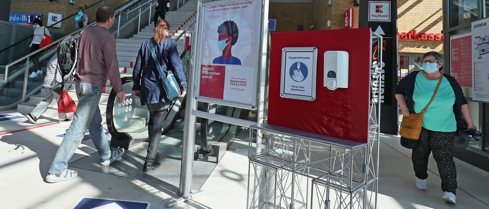 Im Hauptbahnhof hielten sich die meisten Menschen an die Masken-Regelungen.