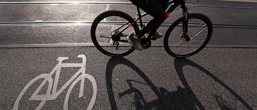 Ein Radfahrer war am Mittwoch in eine Schiene geraten (Symbolbild).