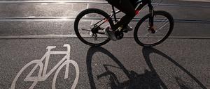 Ein Radfahrer war am Mittwoch in eine Schiene geraten (Symbolbild).