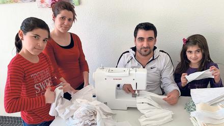 Rashid Rasho näht gemeinsam mit seiner Frau Fatima Ibrahim und den Töchtern Arya (l.) und Joudy (r.).