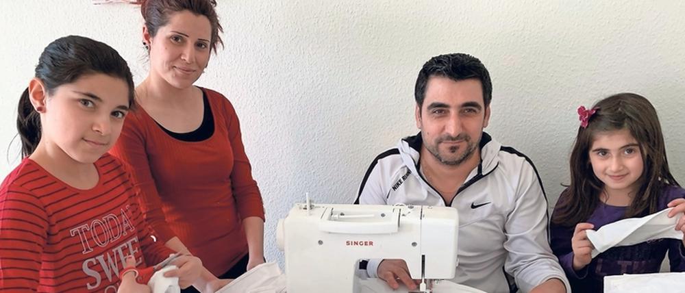 Rashid Rasho näht gemeinsam mit seiner Frau Fatima Ibrahim und den Töchtern Arya (l.) und Joudy (r.).