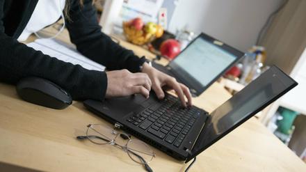 Eine Frau an einem Notebook.