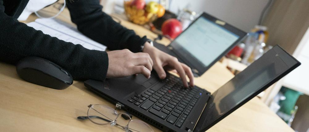 Eine Frau an einem Notebook.